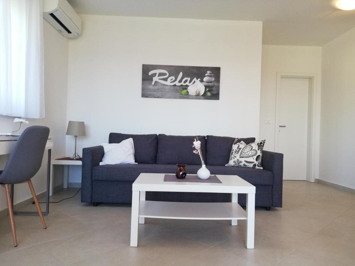 Apartments Oleander Lovrecica-Residence With Pool Bagian luar foto