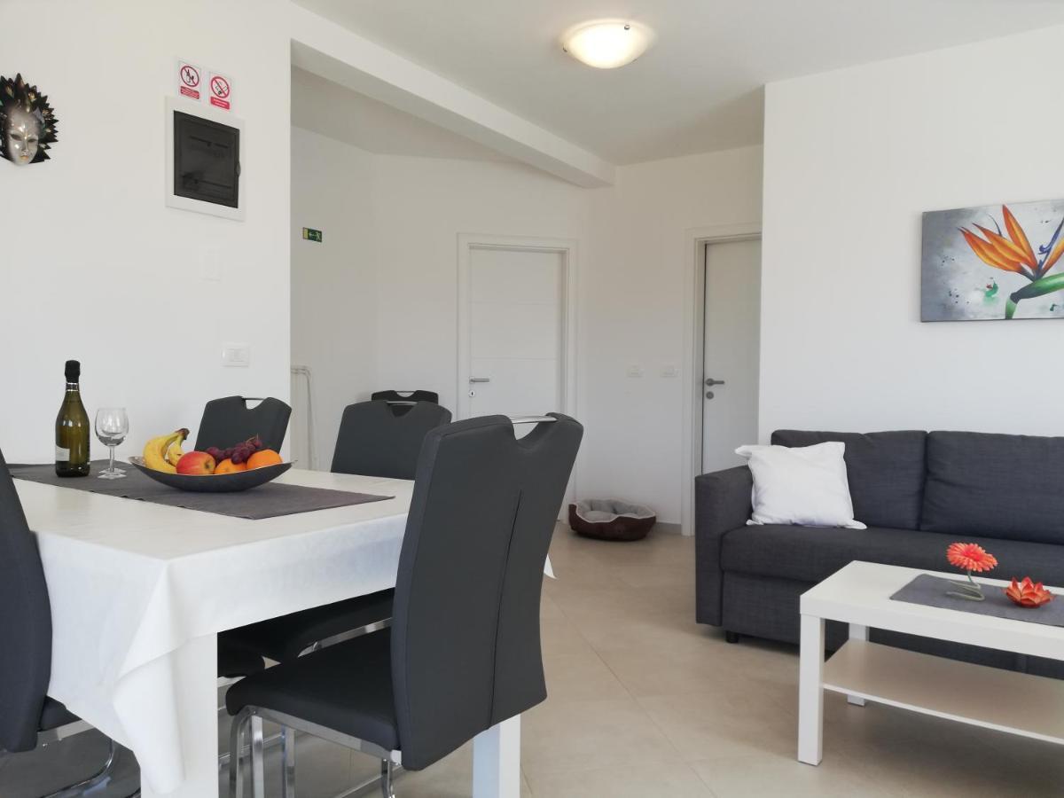 Apartments Oleander Lovrecica-Residence With Pool Bagian luar foto