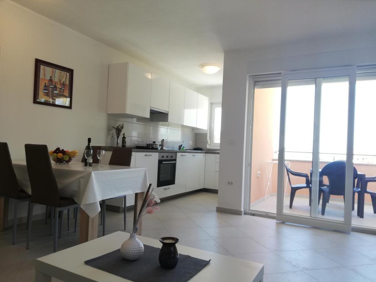 Apartments Oleander Lovrecica-Residence With Pool Bagian luar foto