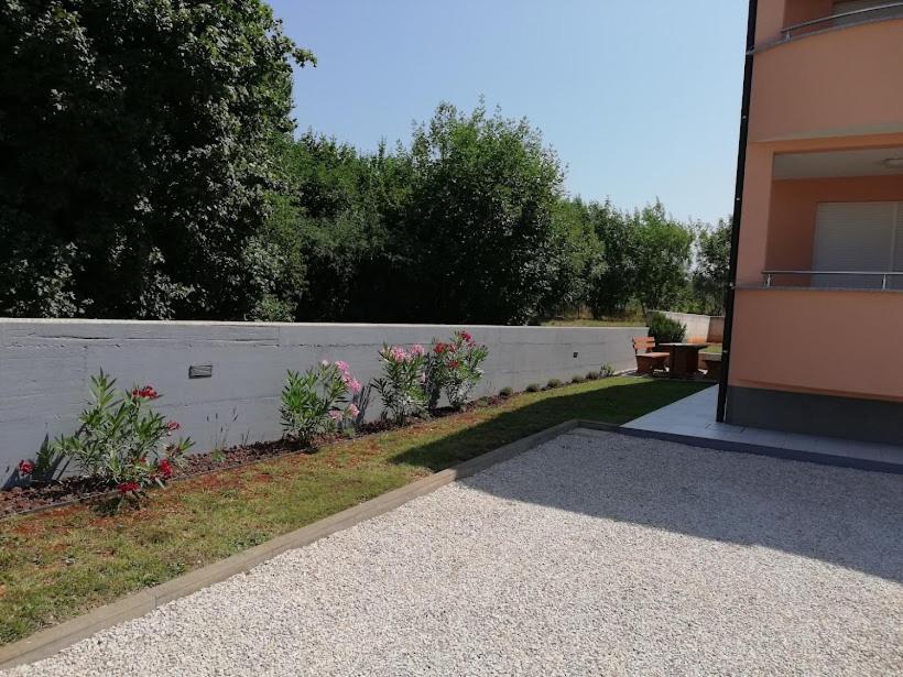 Apartments Oleander Lovrecica-Residence With Pool Bagian luar foto