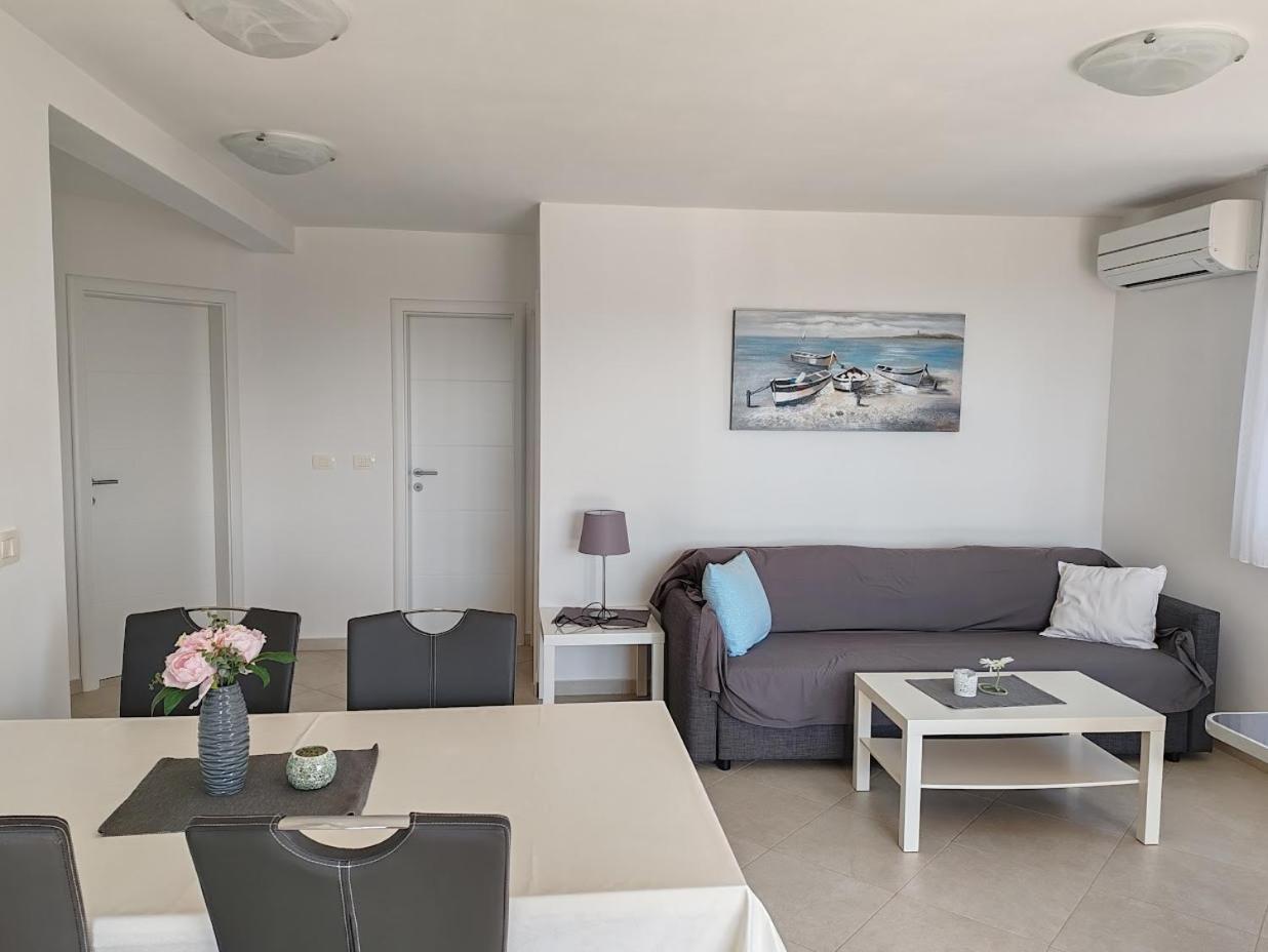 Apartments Oleander Lovrecica-Residence With Pool Bagian luar foto