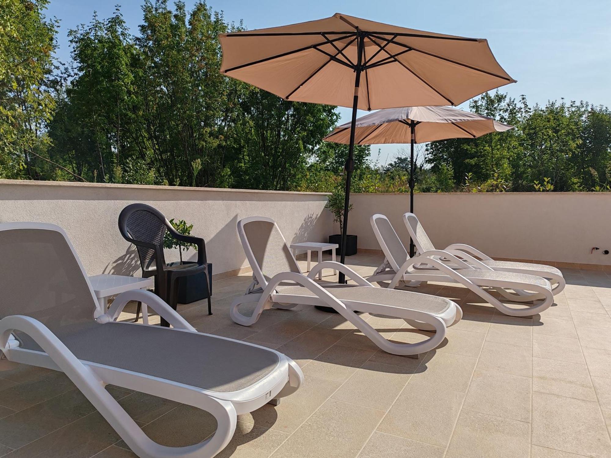 Apartments Oleander Lovrecica-Residence With Pool Bagian luar foto