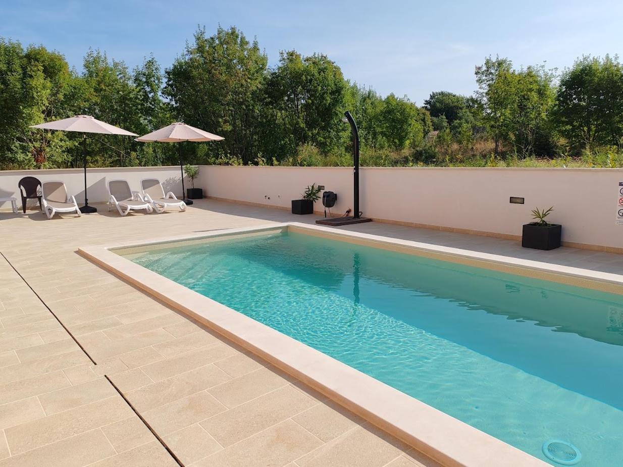 Apartments Oleander Lovrecica-Residence With Pool Bagian luar foto