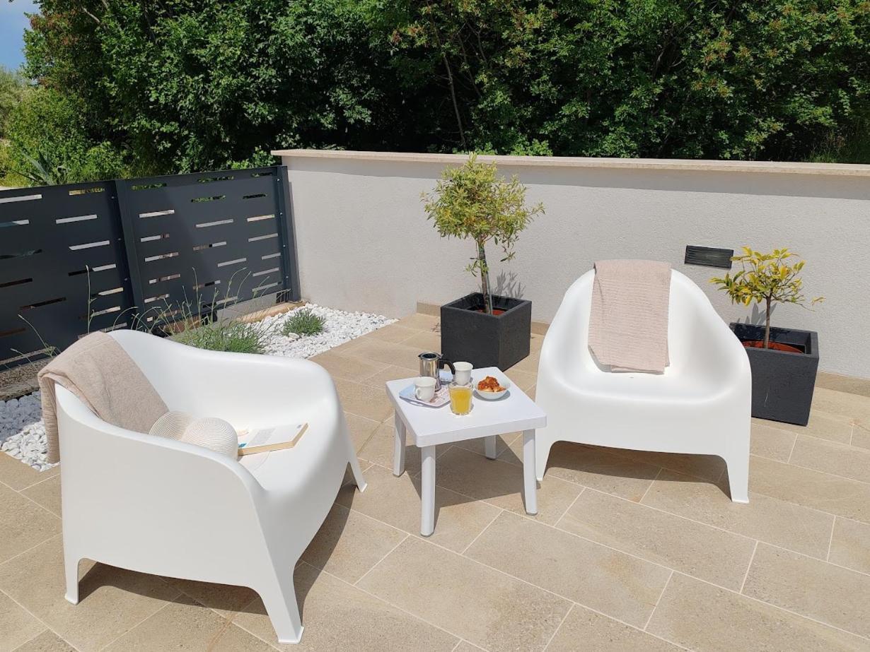 Apartments Oleander Lovrecica-Residence With Pool Bagian luar foto